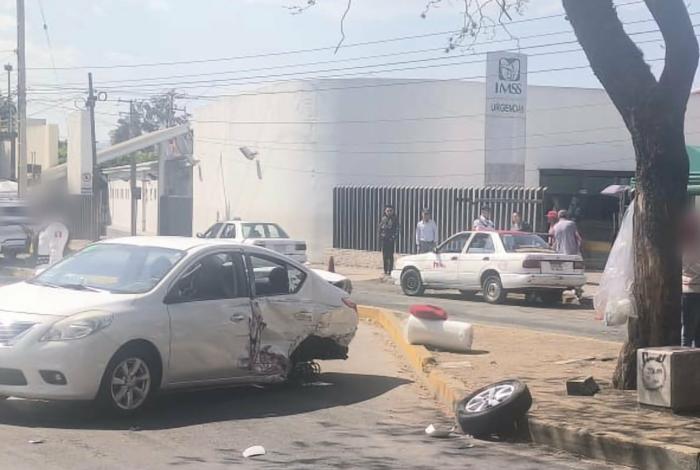Se registra choque entre dos vehículos frente al Hospital IMSS Camelinas, al sur de Morelia