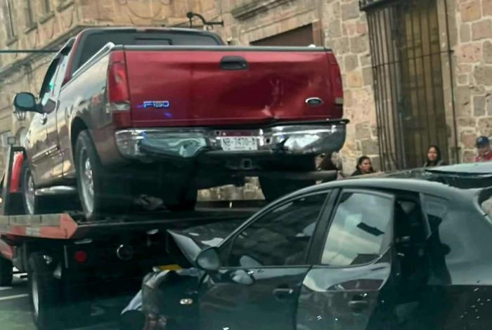 Se registra choque entre auto y camioneta en el Centro Histórico de Morelia