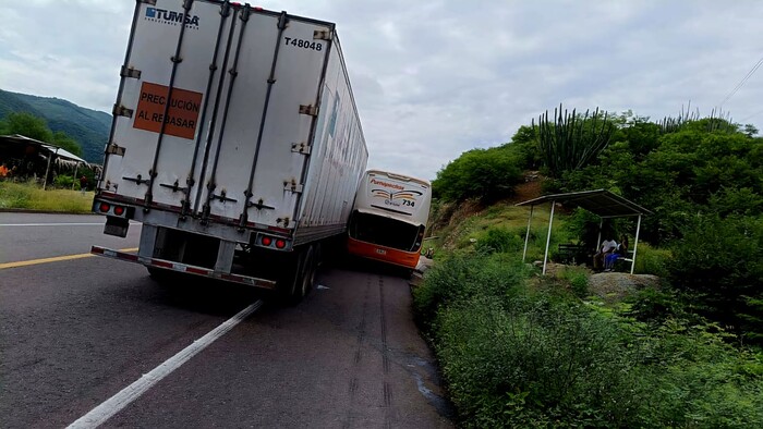 Se registra choque lateral entre tráiler y autobús de pasajeros en la autopista Siglo XXI