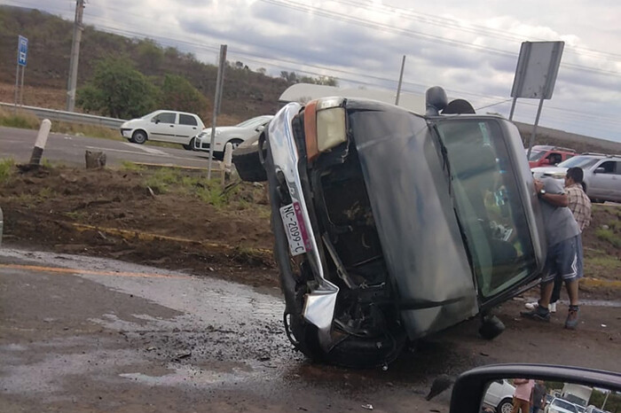 Se registra choque múltiple en la Morelia-Pátzcuaro, por la desviación a Santiago Undameo; hay 2 lesionados