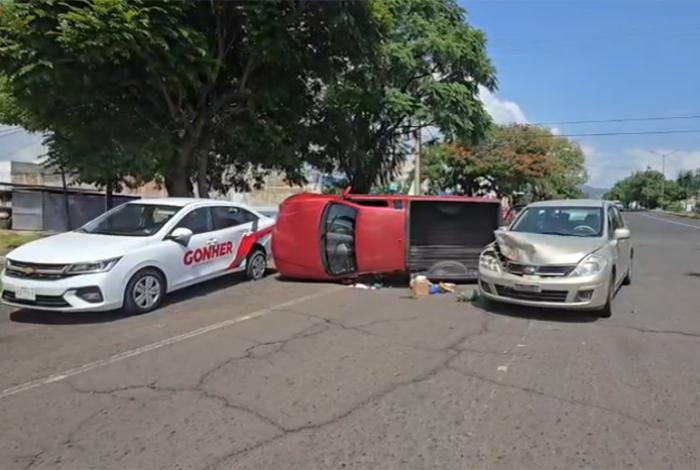 Se registra choque múltiple con volcadura sobre la avenida Escuadrón 201 en Morelia
