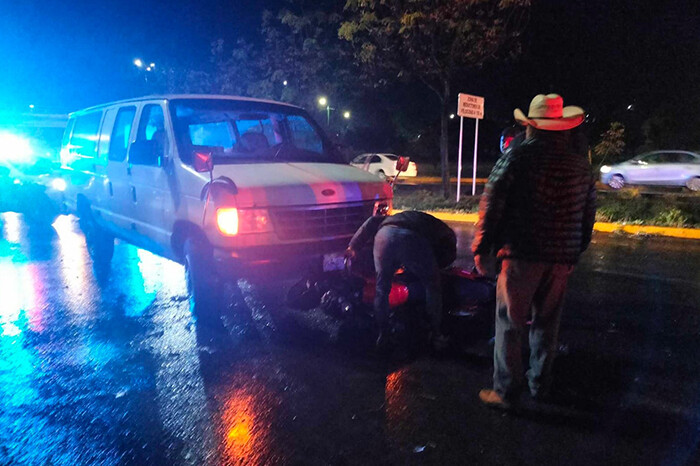 Se registra choque por alcance entre camioneta y moto cerca del Estadio Morelos