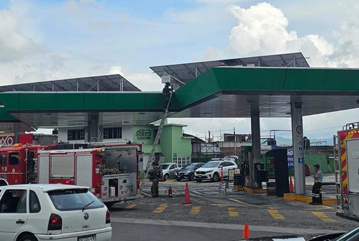 Se registra conato de incendio en sistema de paneles solares de gasolinera, en Uruapan