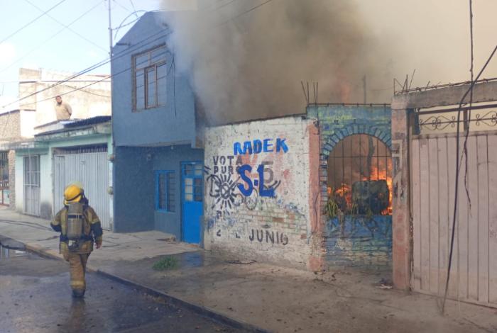 Se registra incendio de domicilio en la colonia Ejidal Tres Puentes, Morelia