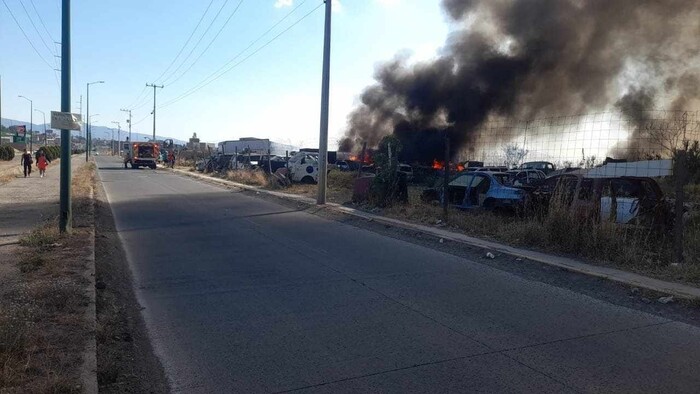 Se registra incendio de un Yonke al norte de Morelia