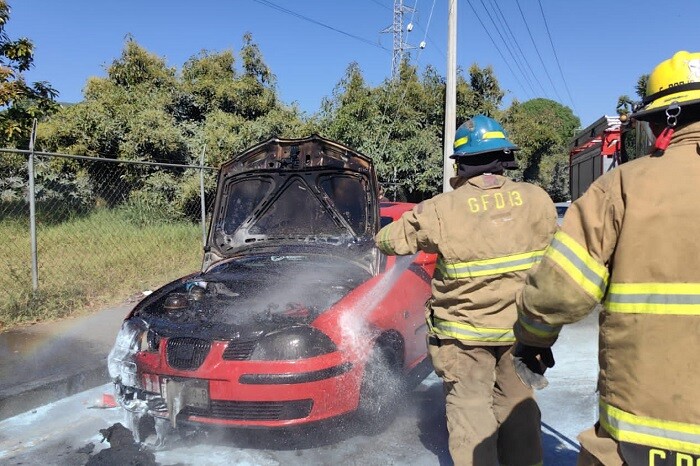 Se registra incendio de vehículo a un costado del Cereso de Uruapan