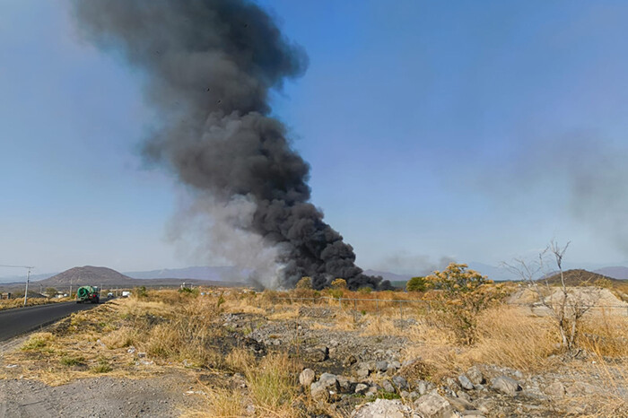 Se registra incendio en el basurero municipal de Múgica