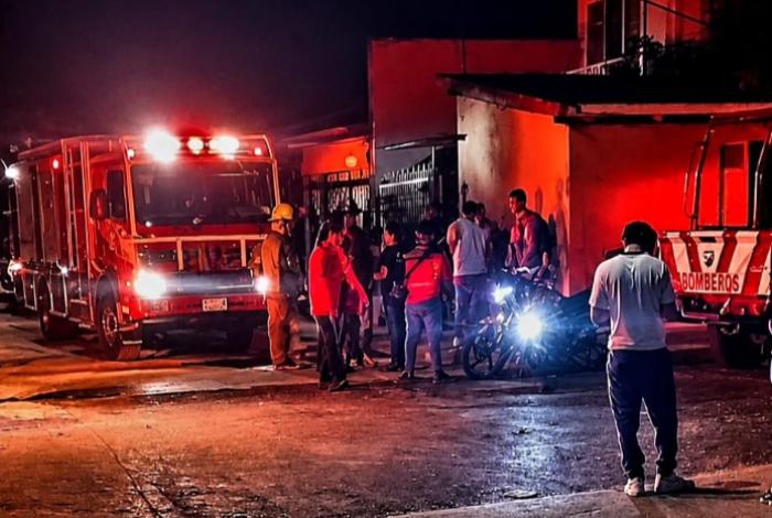 Se registra incendio en vivienda de colonia La Mora de Uruapan; hay dos lesionados