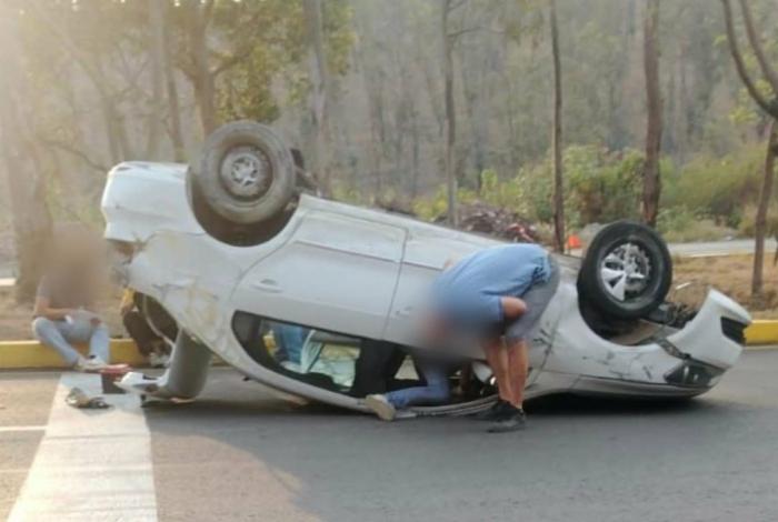 Se registra volcadura automovilística en la Morelia-Pátzcuaro; hay dos heridos