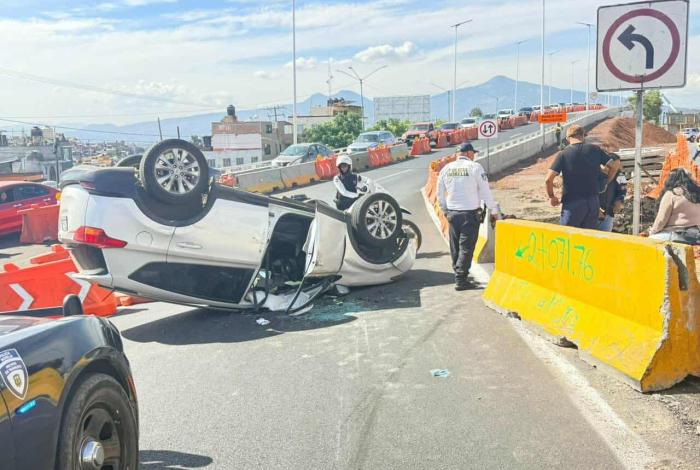 Se registra volcadura de camioneta en la obra del Distribuidor Vial Eréndira, Morelia