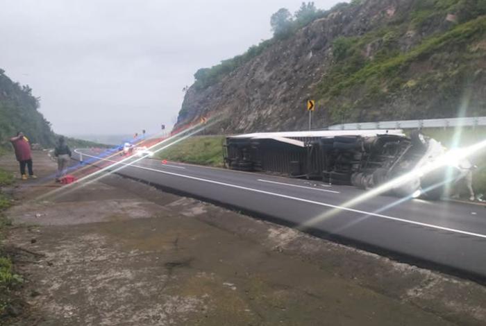Se registra volcadura de tractocamión en la Autopista de Occidente, en Huaniqueo