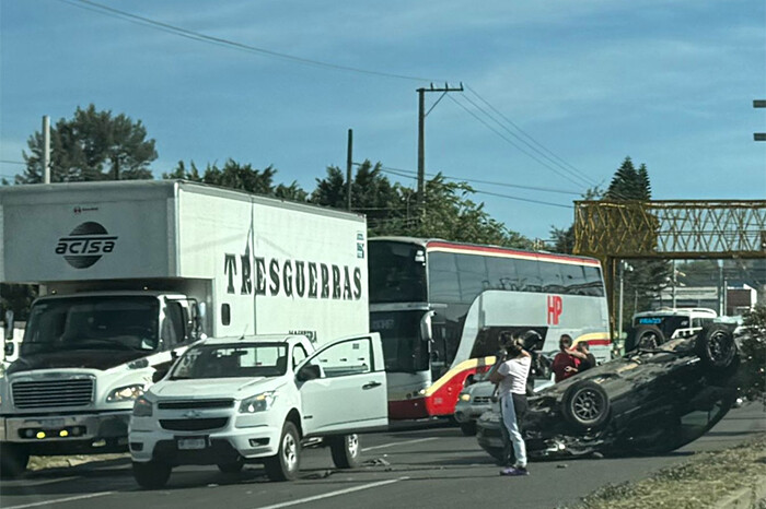 Se registra volcadura en la carretera Morelia-Salamanca; conductor abandona el vehículo