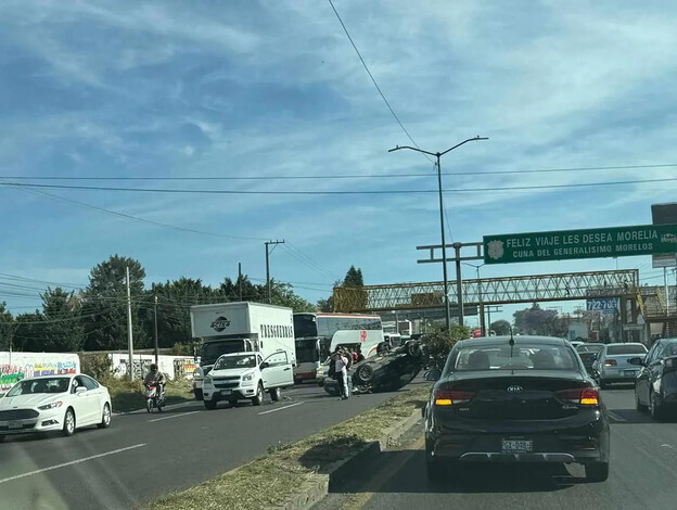 Se registra volcadura en la carretera Morelia-Salamanca; conductor abandona el vehículo