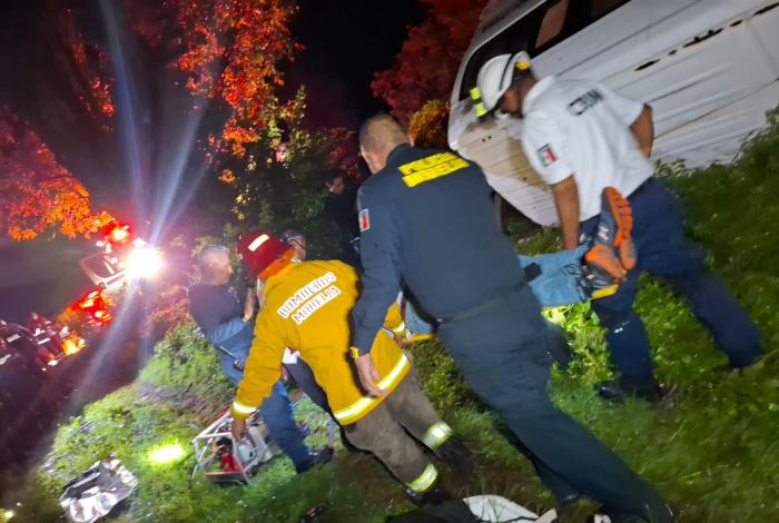 Se registra volcadura vehicular en la Morelia-Quiroga; hay 5 heridos leves