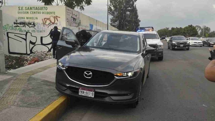 Se roban auto en Morelia y los atrapa la policía