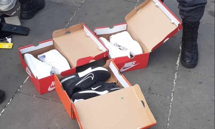 Se robó unos Nike y que lo agarra la policía