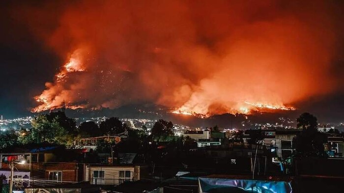 Se sale de control incendio en Cerro de la Cruz de Uruapan