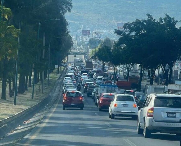 Se sale de la cinta asfáltica y provoca caos vial