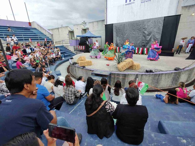 Se vivió una gran fiesta con mariachis y danza, en el Colegio de Morelia