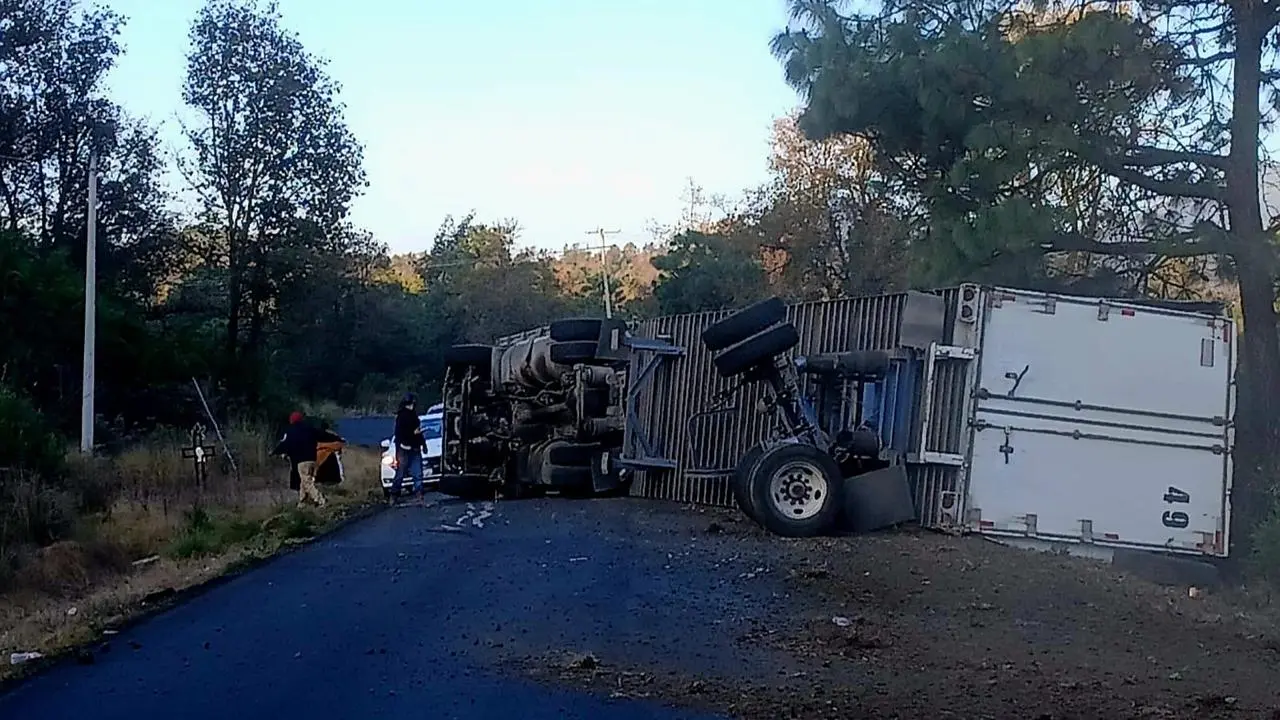Se voltea tráiler en la carretera Uruapan – Paracho