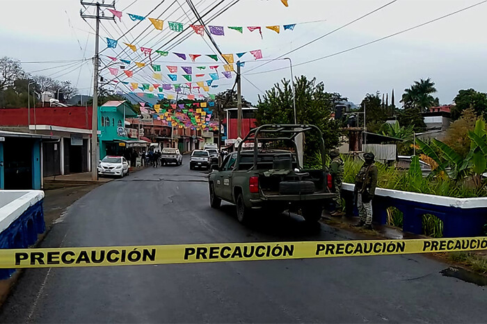 Secuestradores se enfrentan contra el Ejército en Ziracuaretiro; muere la víctima, un joven estudiante