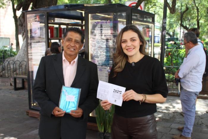 SeCultura Morelia entrega libro a primer lector en completar su Pasaporte Literario