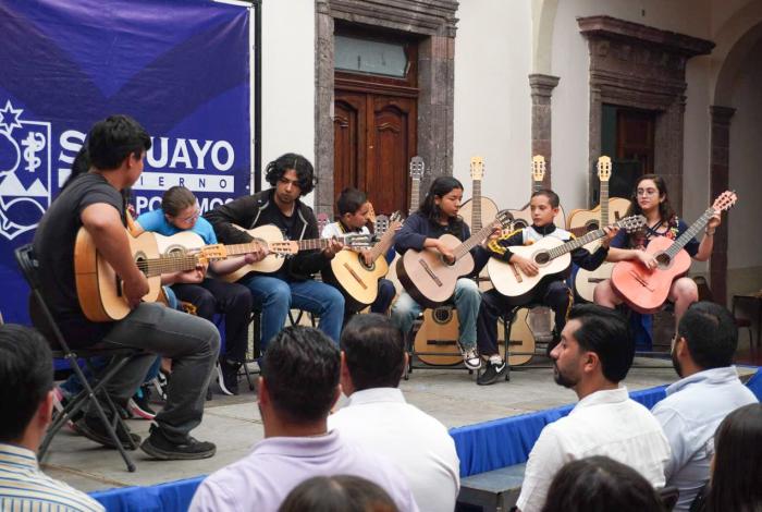 Secum entrega 100 guitarras a Sahuayo para conformar Orquesta Municipal