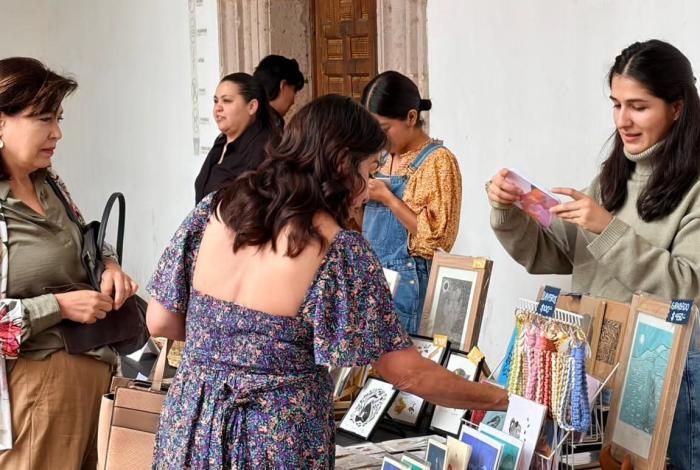 Secum invita a adquirir arte local en la Plaza Comunitaria La Ranita en Uruapan