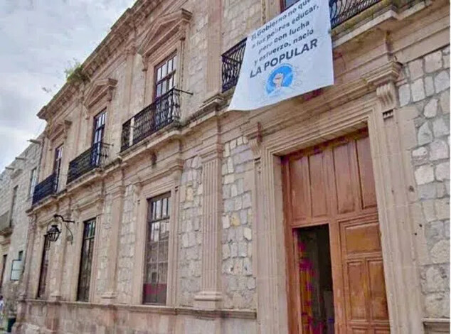 Secundaria Popular no baja la guardia; 60 jóvenes piden entrar