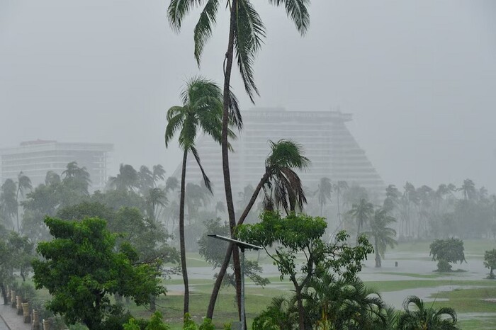 Según AMLO, el huracán John trajo lluvias como no se habían visto antes