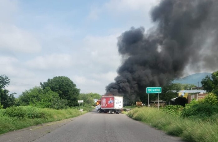 Segundo día de quema de vehículos y bloqueos carreteros en Tierra Caliente de Michoacán