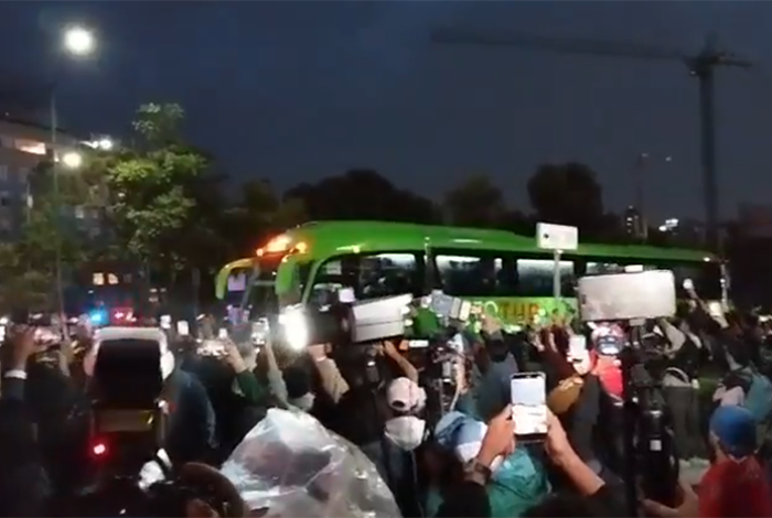 Selección de Inglaterra llega a México y se topa con pancartas de rechazo