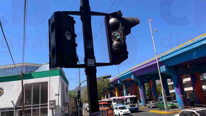 Semáforos peatonales en mal estado en avenida Tres Puentes