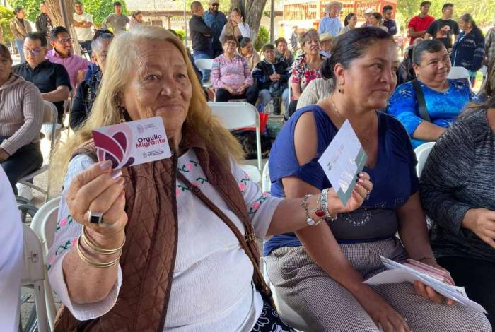 Semigrante entrega 100 tarjetas Orgullo Migrante en Lagunillas
