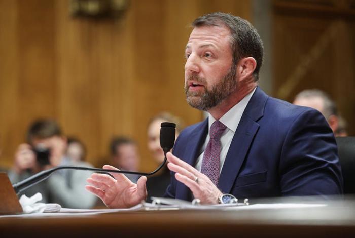 Senado de EUA confirma a Markwayne Mullin al frente de Seguridad Nacional