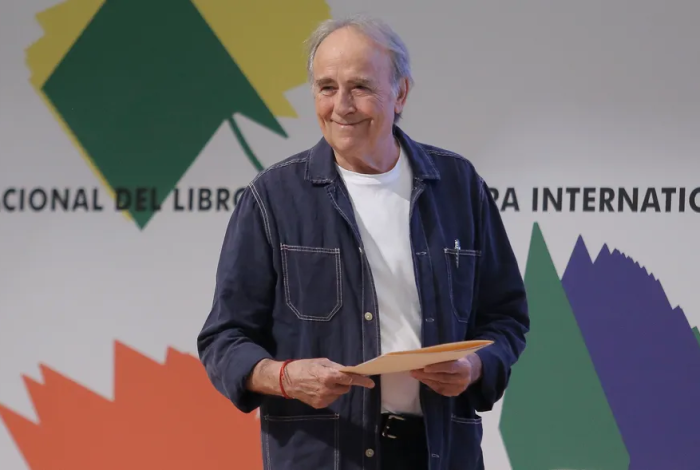 Serrat interrumpe y retoma su charla en la FIL 2025