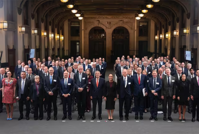 Sheinbaum "abre" a México a la inversión nórdica en una inédita cita con 100 directivos