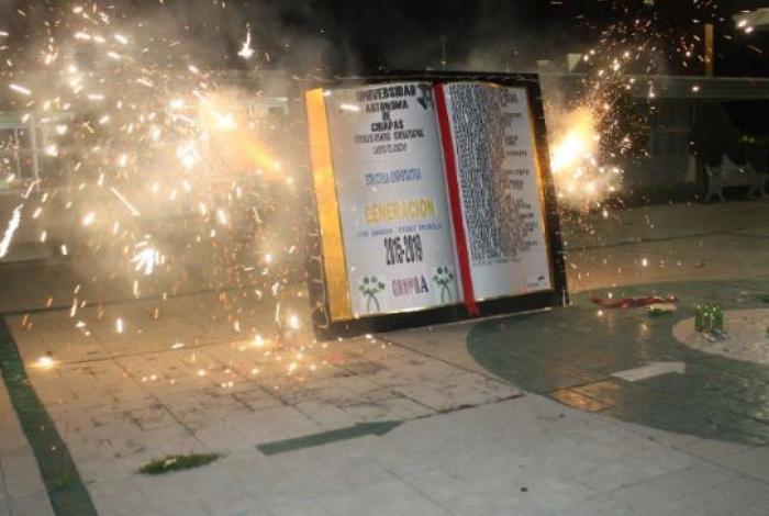 Sheinbaum condena quema de libros durante la marcha contra la gentrificación