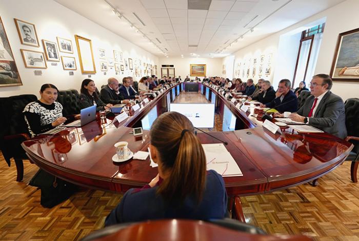 Sheinbaum conversa con economistas sobre crecimiento y fortalezas de México
