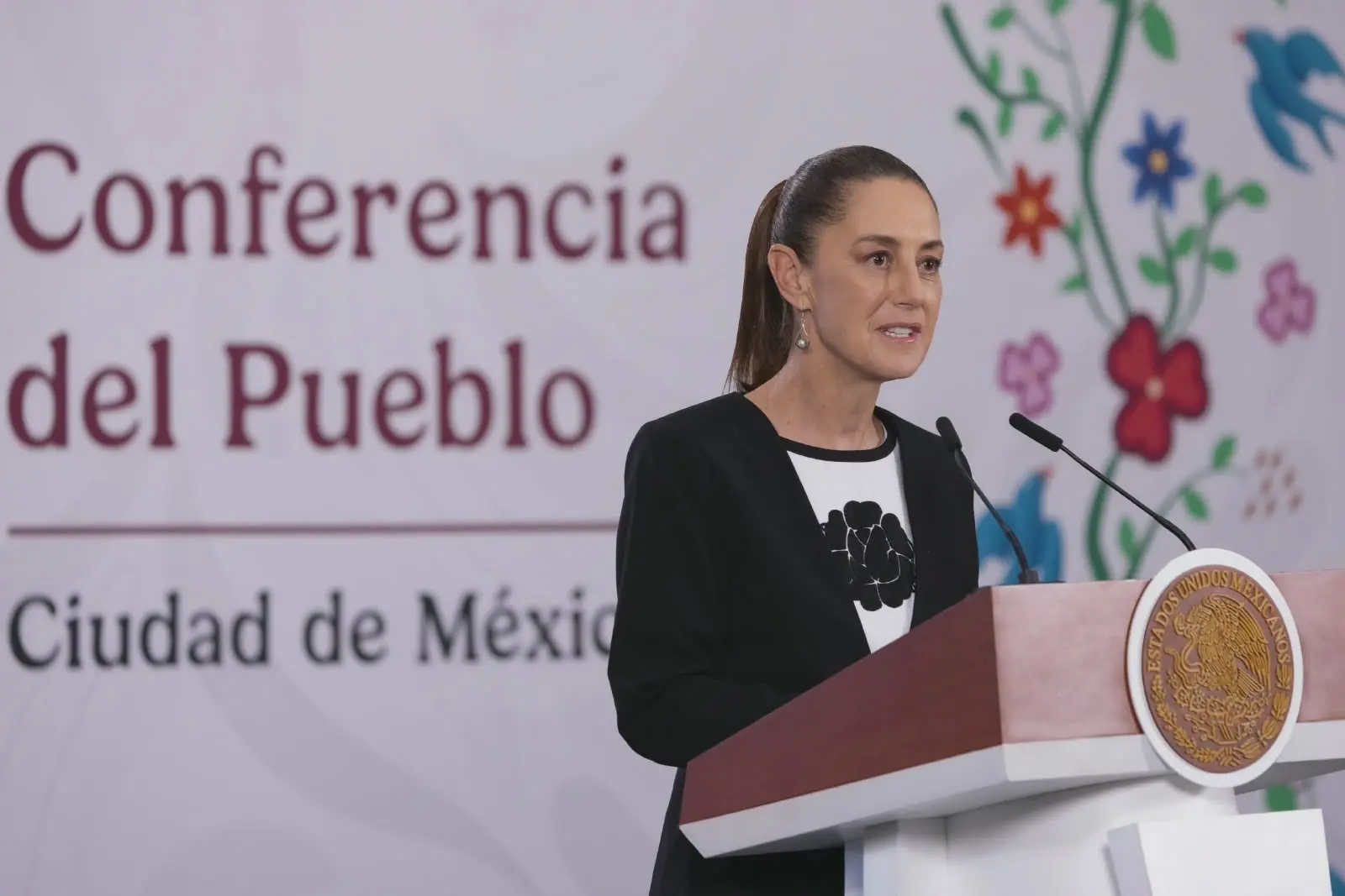 Sheinbaum descarta por ahora cambios al calendario escolar por el mundial 2026.