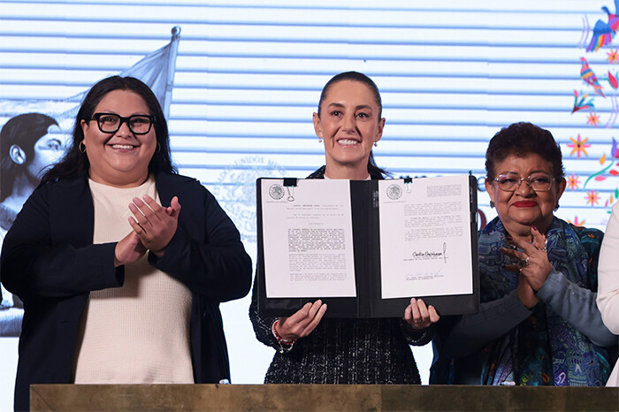 Sheinbaum firma decreto que garantiza la igualdad sustantiva de las mujeres en la Constitución