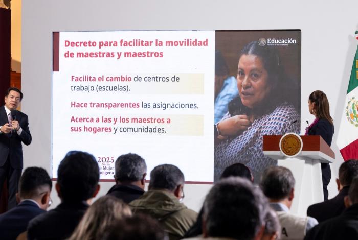 Sheinbaum firma decretos que reducen edad de jubilación y facilitan movilidad de maestros