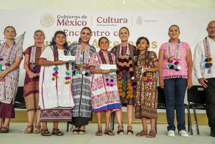 Sheinbaum presenta crédito Apoyarte para mujeres indígenas
