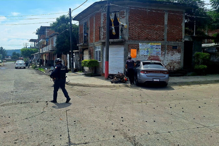 Sicarios motorizados ejecutan a un automovilista, en la colonia Antorcha, en Uruapan; hay un herido