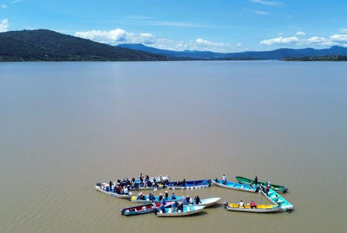 Siembra histórica de 321 mil peces en el lago de Pátzcuaro