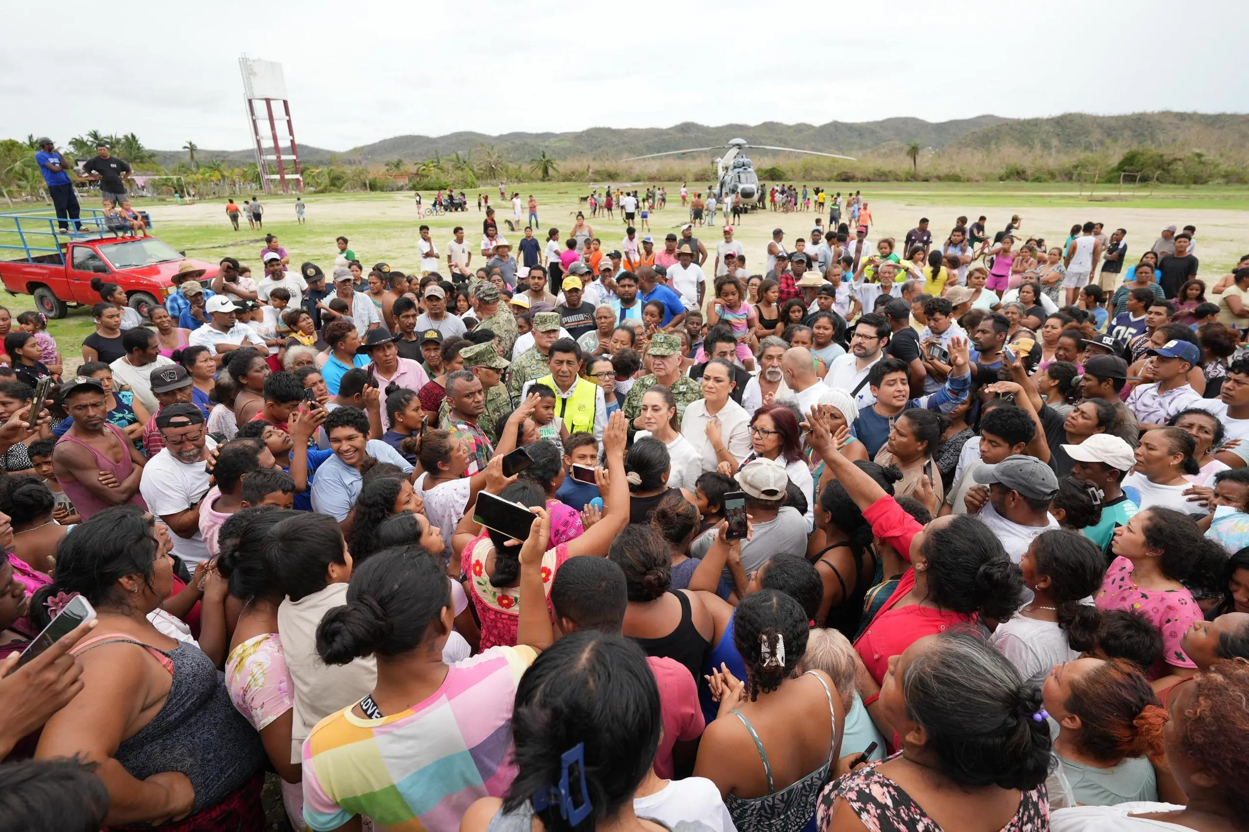 “SIEMPRE VAMOS A ESTAR CERCA DE LA GENTE, NUNCA LOS VAMOS A DEJAR”: PRESIDENTA CLAUDIA SHEINBAUM SUPERVISA COMUNIDADES DE OAXACA AFECTADAS POR HURACÁN ERICK