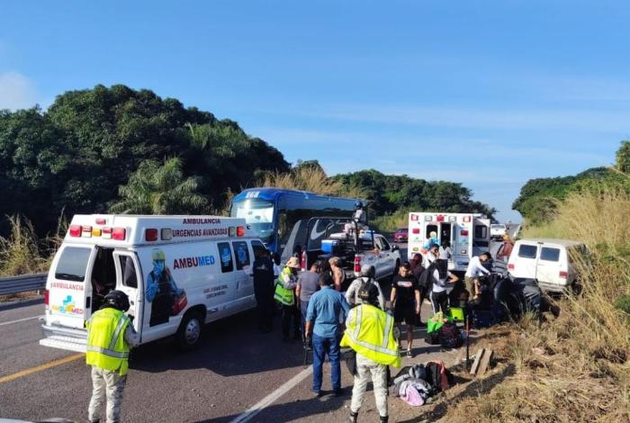 Siete heridos en choque de camioneta contra barra de contención, en la autopista Siglo XXI
