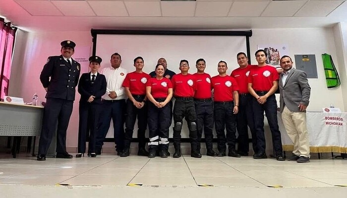 Siete jóvenes se gradúan como bomberos tras curso de seis meses en Michoacán