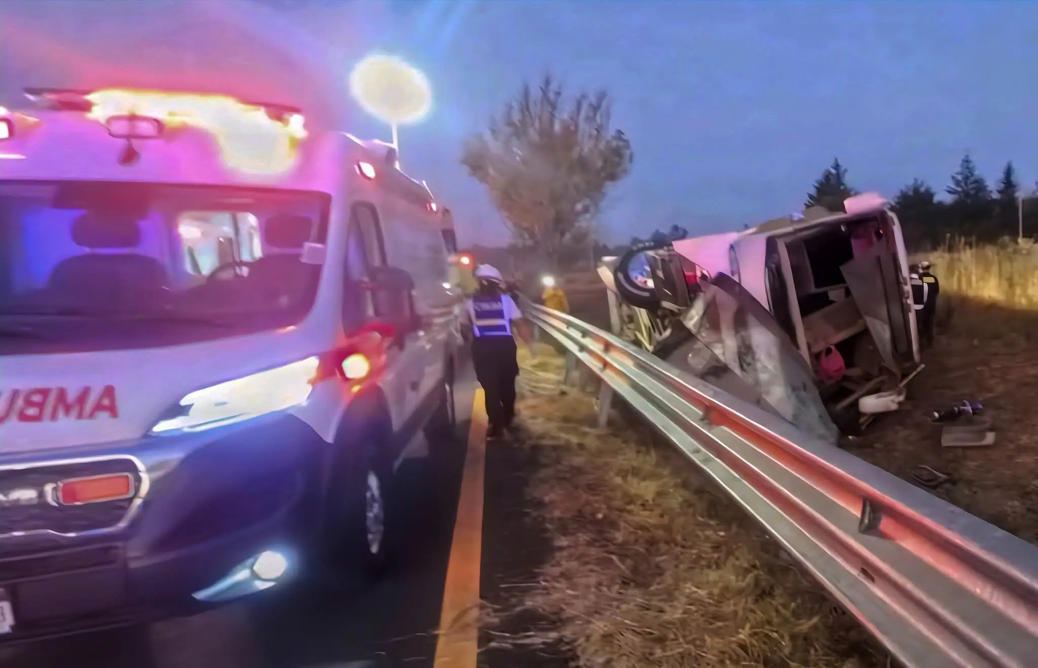 Siete muertos y 19 heridos tras volcadura de autobús en la carretera Morelia–Pátzcuaro