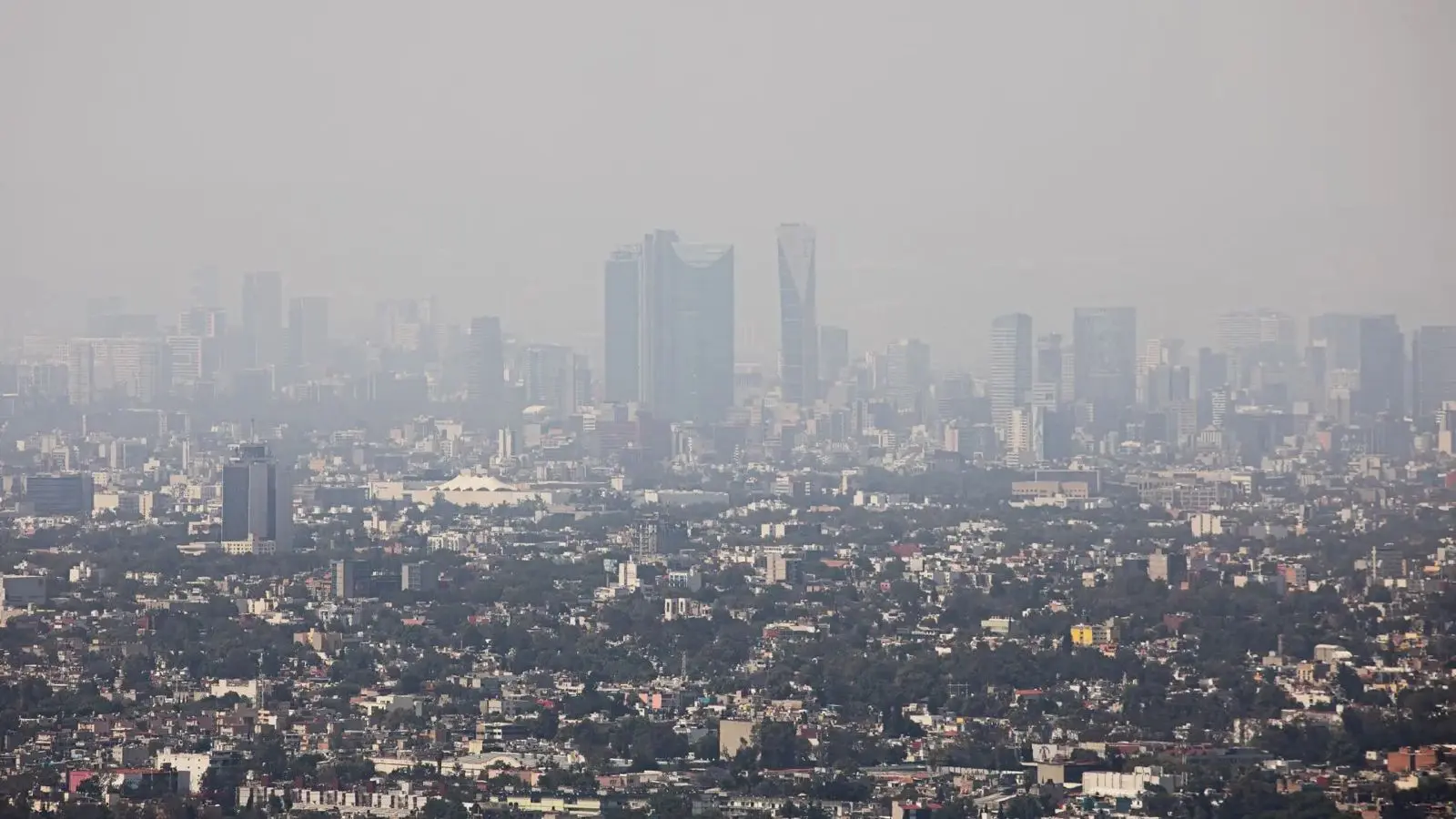 Sigue la mala calidad del aire en la capital: continúan restricciones vehiculares
